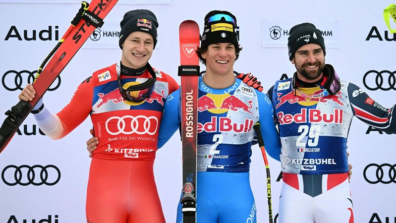 24.01.2026, Österreich, Kitzbühel: Ski alpin: Weltcup, Abfahrt, Männer. Sieger Giovanni Franzoni (M, Italien), der Zweitplatzierte Marco Odermatt (Schweiz) und der Drittplatzierte Maxence Muzaton (Frankreich) jubeln auf dem Podium. Foto: Barbara Gindl/APA/dpa +++ dpa-Bildfunk +++ | Bild: dpa-Bildfunk/Barbara Gindl 24.01.2026, Österreich, Kitzbühel: Ski alpin: Weltcup, Abfahrt, Männer. Sieger Giovanni Franzoni (M, Italien), der Zweitplatzierte Marco Odermatt (Schweiz) und der Drittplatzierte Maxence Muzaton (Frankreich) jubeln auf dem Podium. Foto: Barbara Gindl/APA/dpa +++ dpa-Bildfunk +++