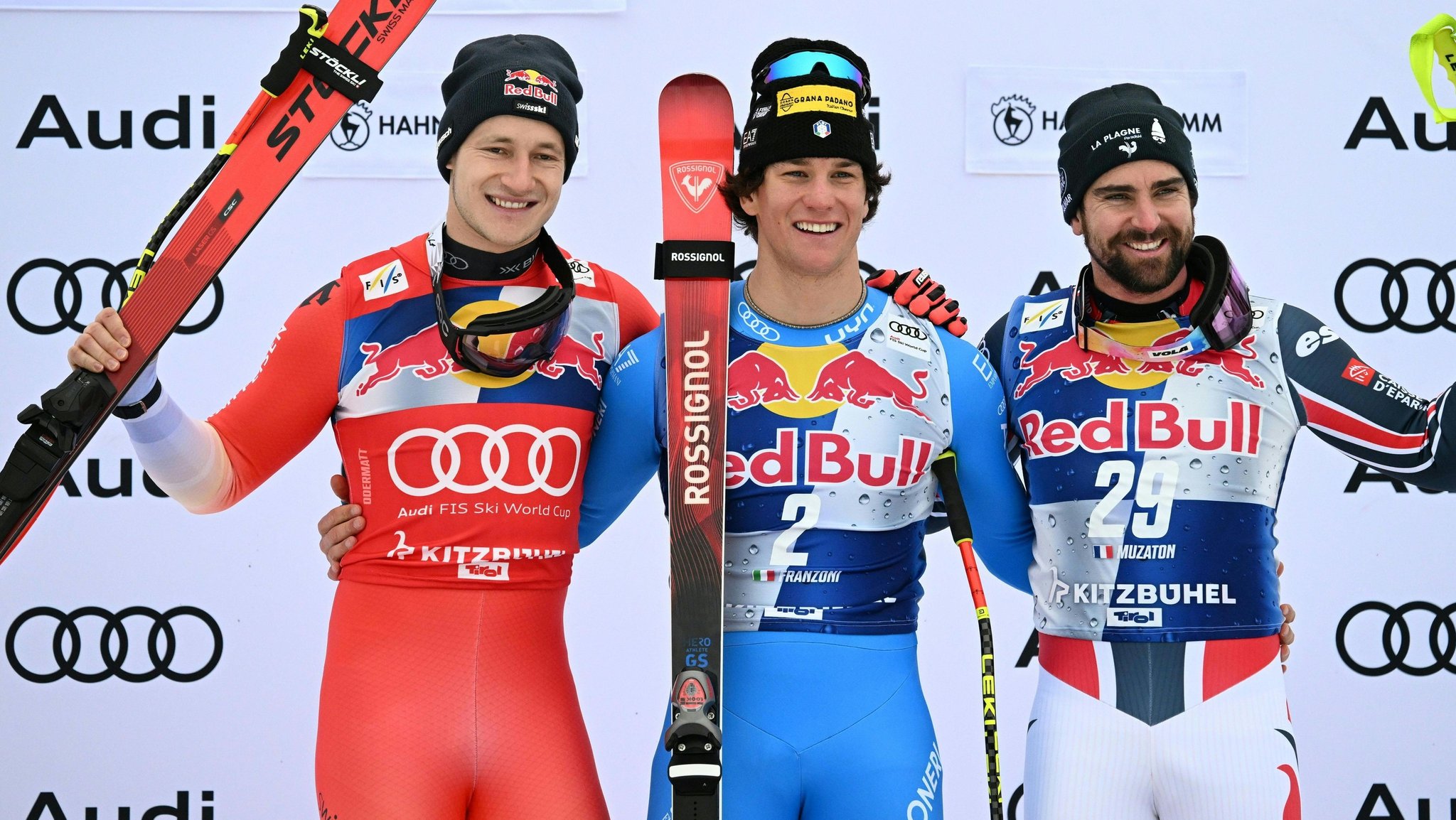 24.01.2026, Österreich, Kitzbühel: Ski alpin: Weltcup, Abfahrt, Männer. Sieger Giovanni Franzoni (M, Italien), der Zweitplatzierte Marco Odermatt (Schweiz) und der Drittplatzierte Maxence Muzaton (Frankreich) jubeln auf dem Podium. Foto: Barbara Gindl/APA/dpa +++ dpa-Bildfunk +++