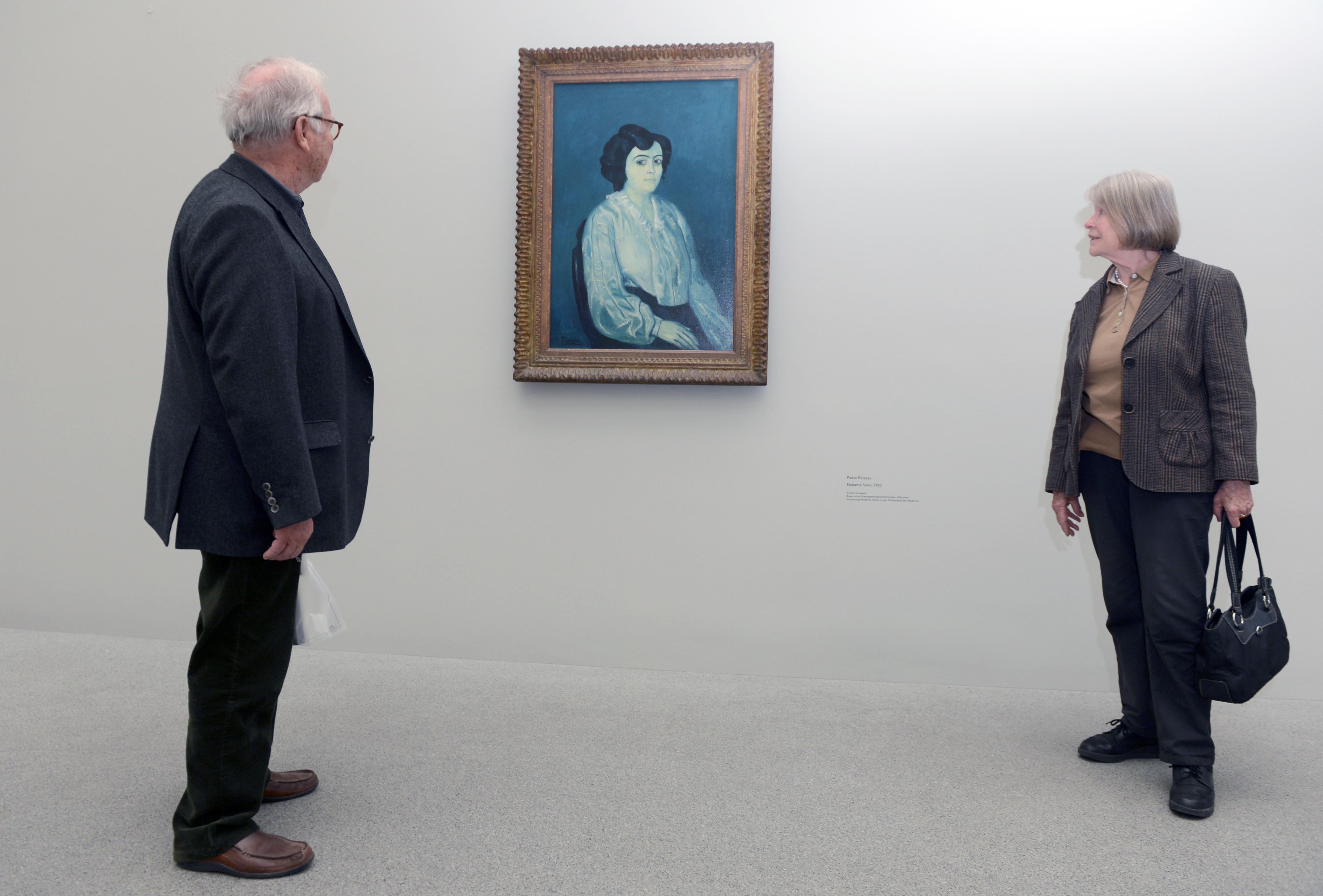 Archivbild: Besucher betrachtet 2012 in der Pinakothek der Moderne in München das Gemälde "Madame Soler" (1903) von Pablo Picasso