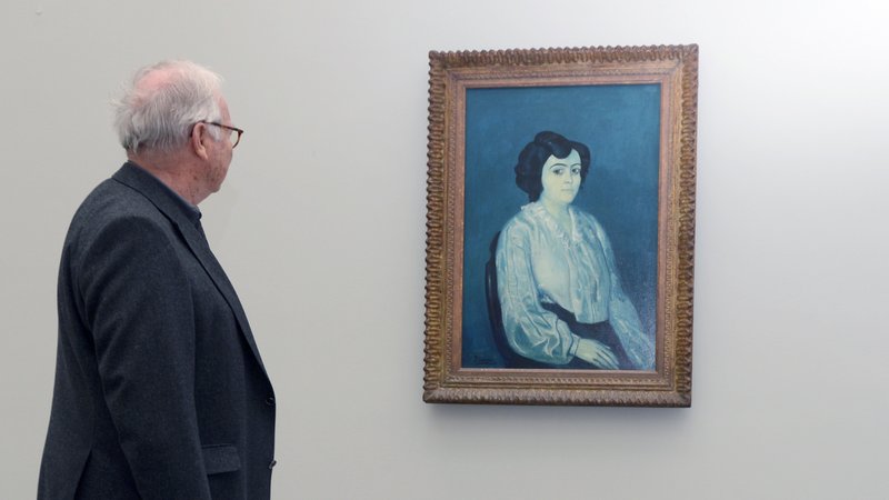 Archivbild: Besucher betrachtet 2012 in der Pinakothek der Moderne in München das Gemälde "Madame Soler" (1903) von Pablo Picasso | Bild: picture alliance / dpa | Felix Hörhager Archivbild: Besucher betrachtet 2012 in der Pinakothek der Moderne in München das Gemälde "Madame Soler" (1903) von Pablo Picasso