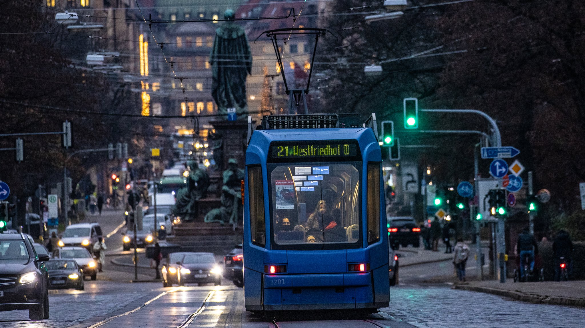 Zu sehen ist eine Trambahn am König Maximilian II Denkmal in München. 