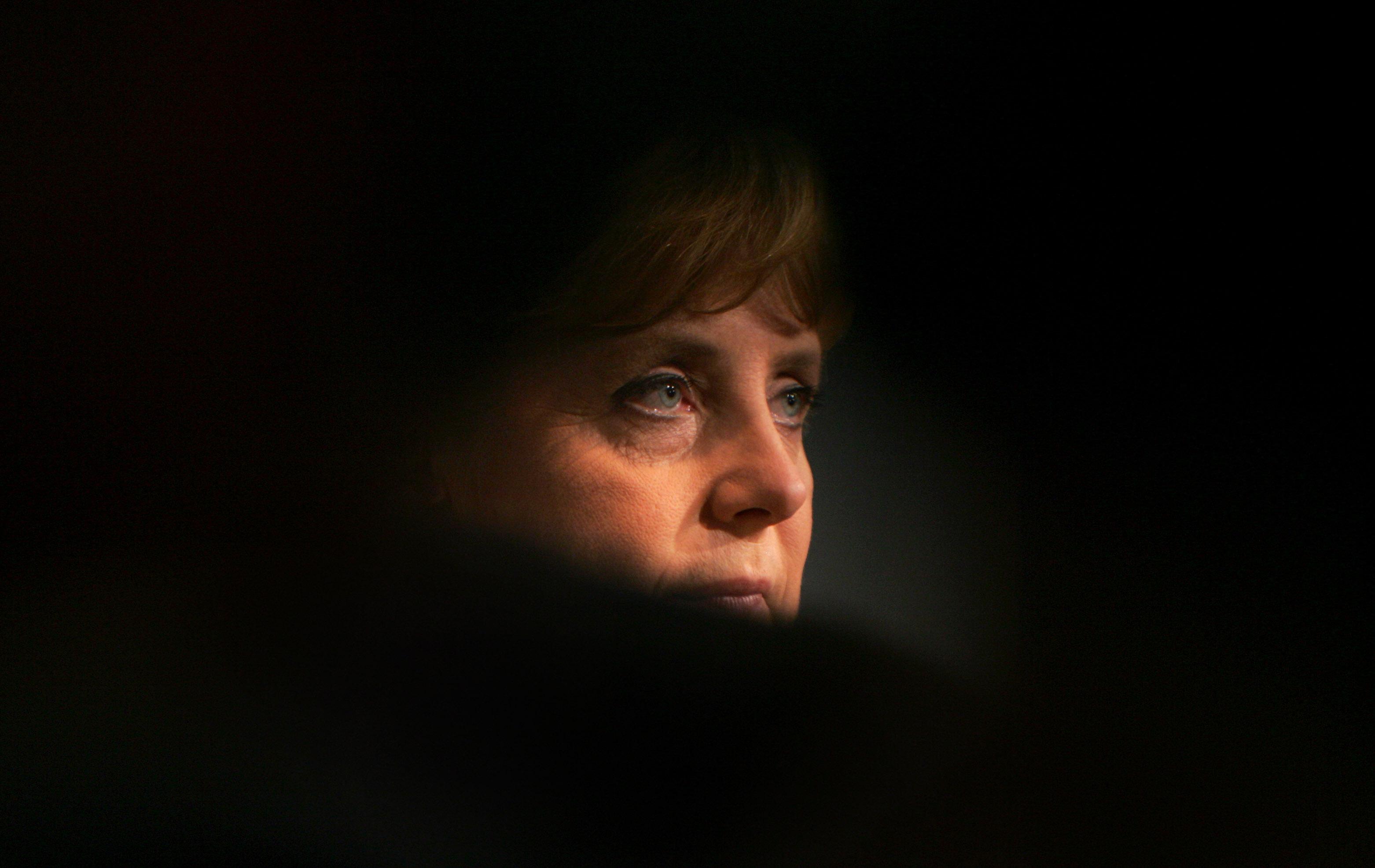 Das Gesicht der Ex-Kanzlerin Angela Merkel ist zum Teil von Schatten verdeckt
