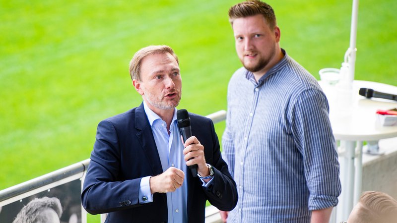 Finanzminister Christian Lindner und der Vorsitzende der Jungen Gruppe in der FDP-Fraktion, Jens Teutrine.