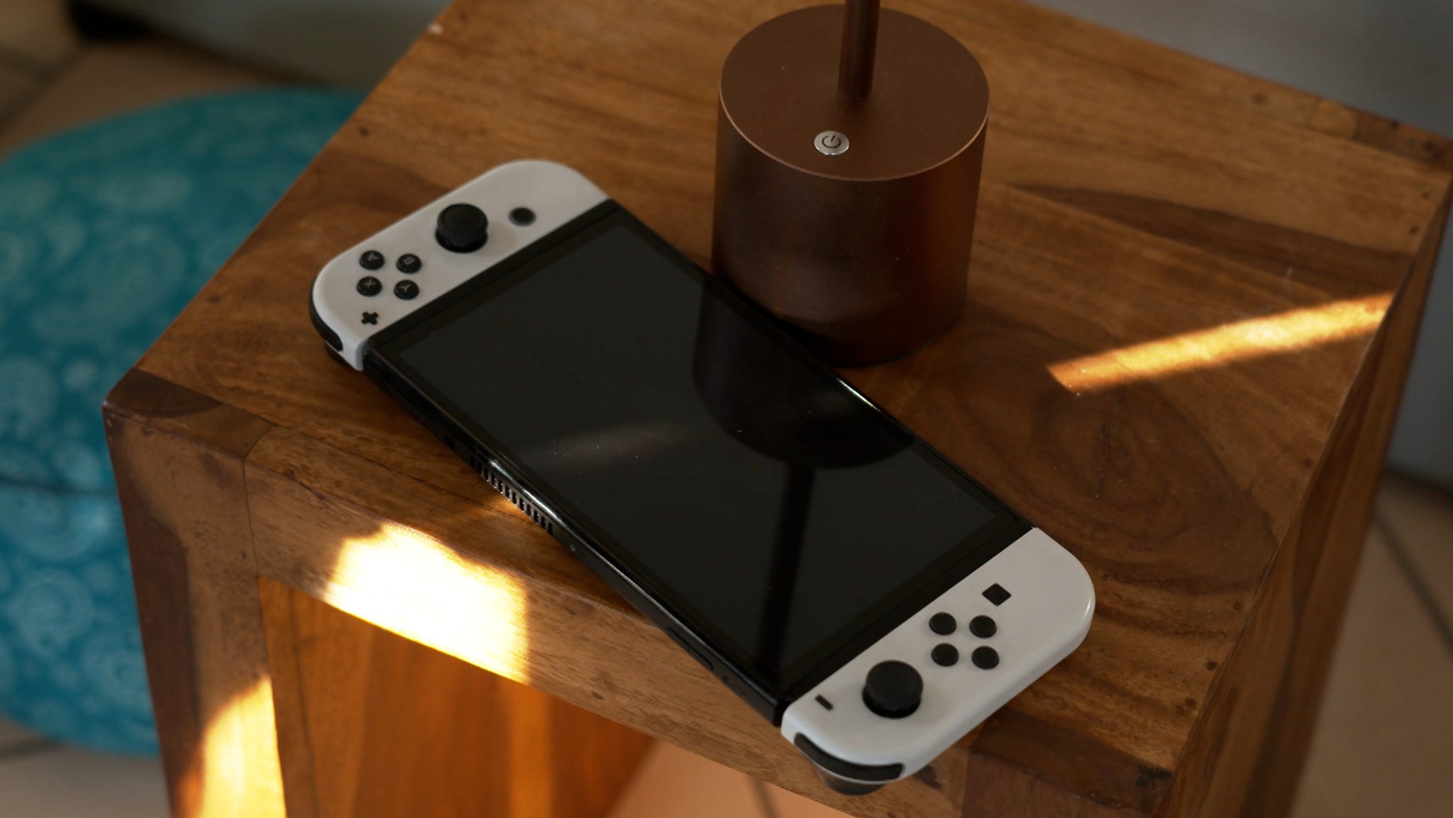 Spielecontroler liegt auf Tischchen