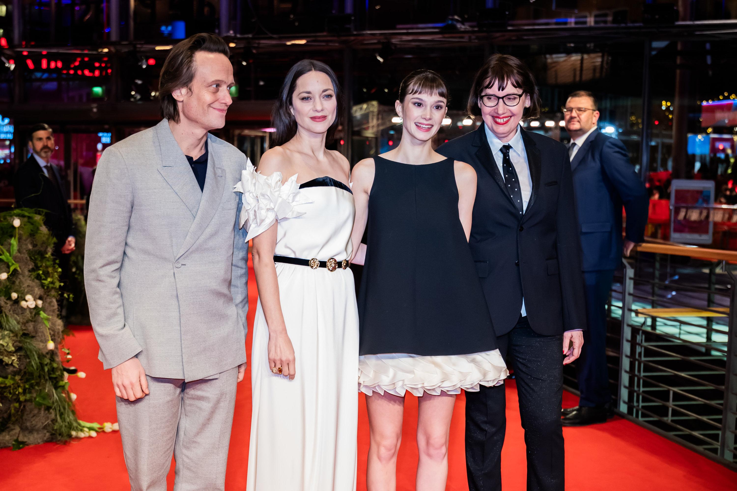 August Diehl (l-r), Schauspieler, Marion Cotillard, Schauspielerin, Clara Pacini, Schauspielerin, Lucile Hadzihalilovic, Regisseurin, bei der Berlinale zur Premiere ihres Films "The Ice Tower" ("La Tour de Glace").