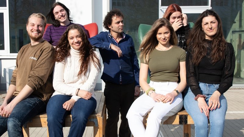 Gutes Beispiel 2022: Theaterpädagoge Jean-François Drozak (Mitte) mit Teilnehmerinnen und Teilnehmern eines Theaterprojekts von Icebreaker.