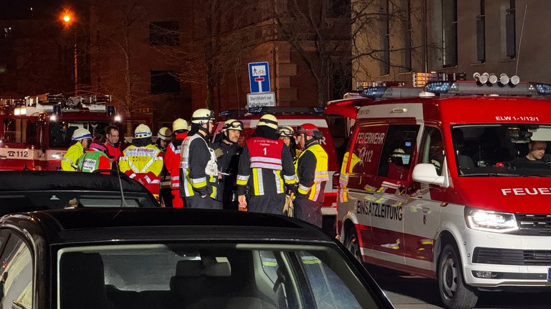 In Nürnberg hat es in einer Obdachlosenunterkunft gebrannt. 34 Personen mussten evakuiert werden. | Bild: news5/ Sven Grundmann In Nürnberg hat es in einer Obdachlosenunterkunft gebrannt. 34 Personen mussten evakuiert werden.