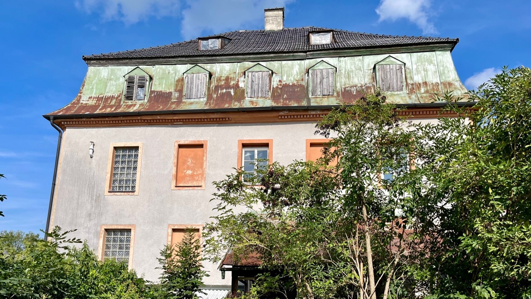 Der alte Gasthof "Alte Post" in Triftern. Das noch unsanierte Haupthaus