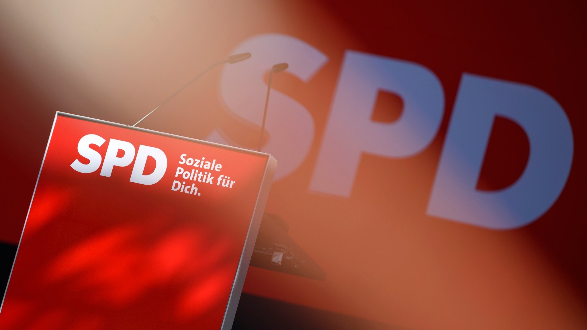 Das Logo der SPD an einem Rednerpult | Bild: picture alliance / Panama Pictures | Dwi Anoraganingrum Das Logo der SPD an einem Rednerpult
