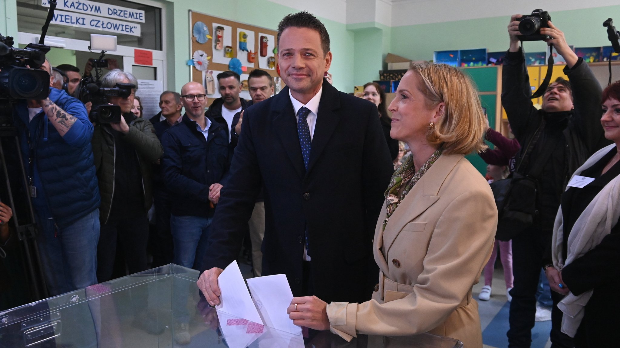 Der Bürgermeister von Warschau und Kandidat der Bürgerkoalition (KO) für die polnischen Präsidentschaftswahlen, Rafal Trzaskowski, und seine Frau Malgorzata Trzaskowska geben ihre Stimme in einem Wahllokal während der polnischen Präsidentschaftswahlen ab.