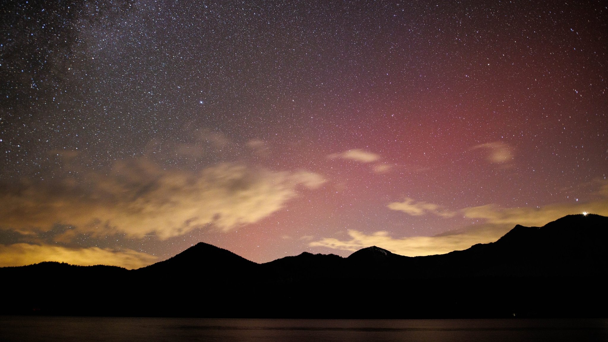 Polarlicht über dem Walchensee in Bayern, fotografiert im November 2023