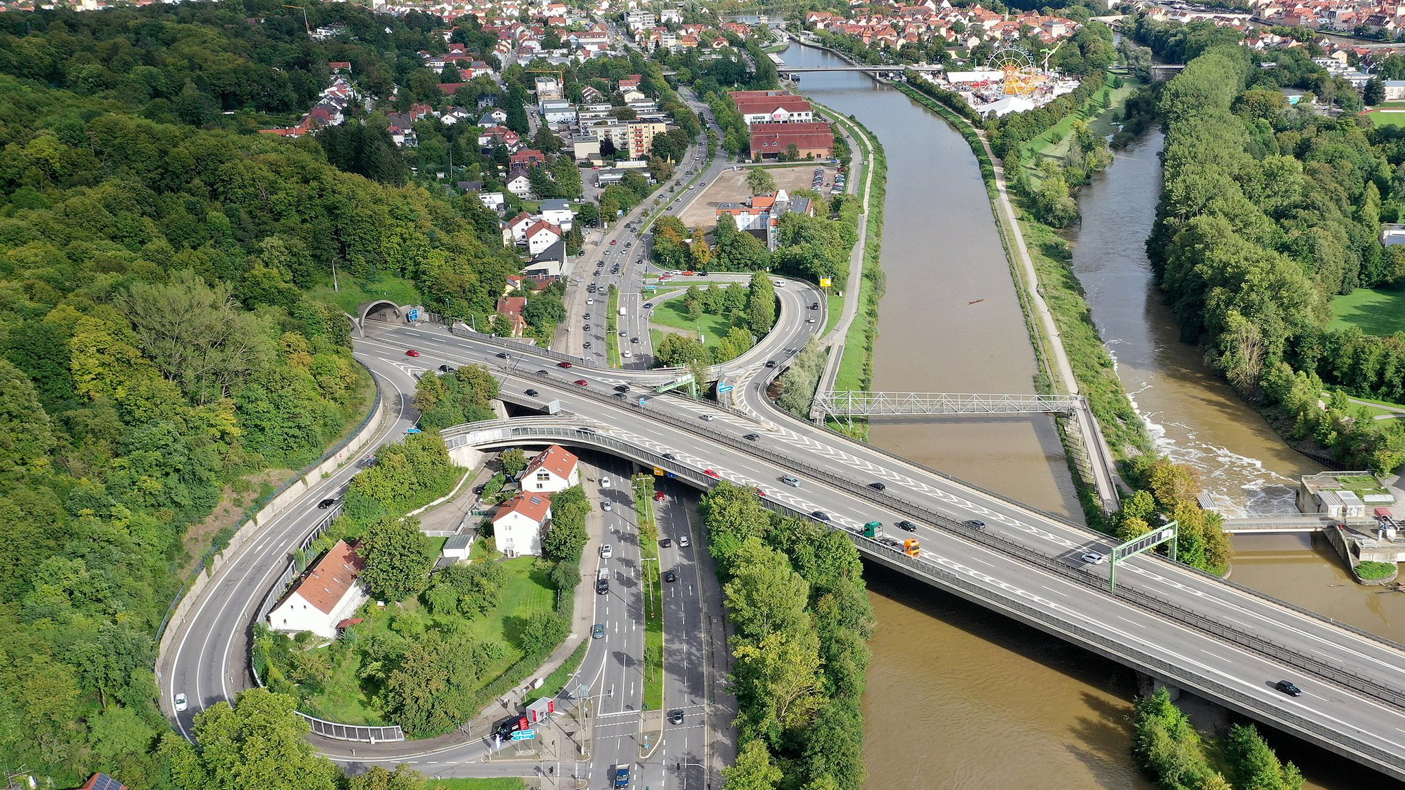 Blick auf die A93 bei Regensburg mit Donaubrücke und Pfaffensteiner Tunnel.