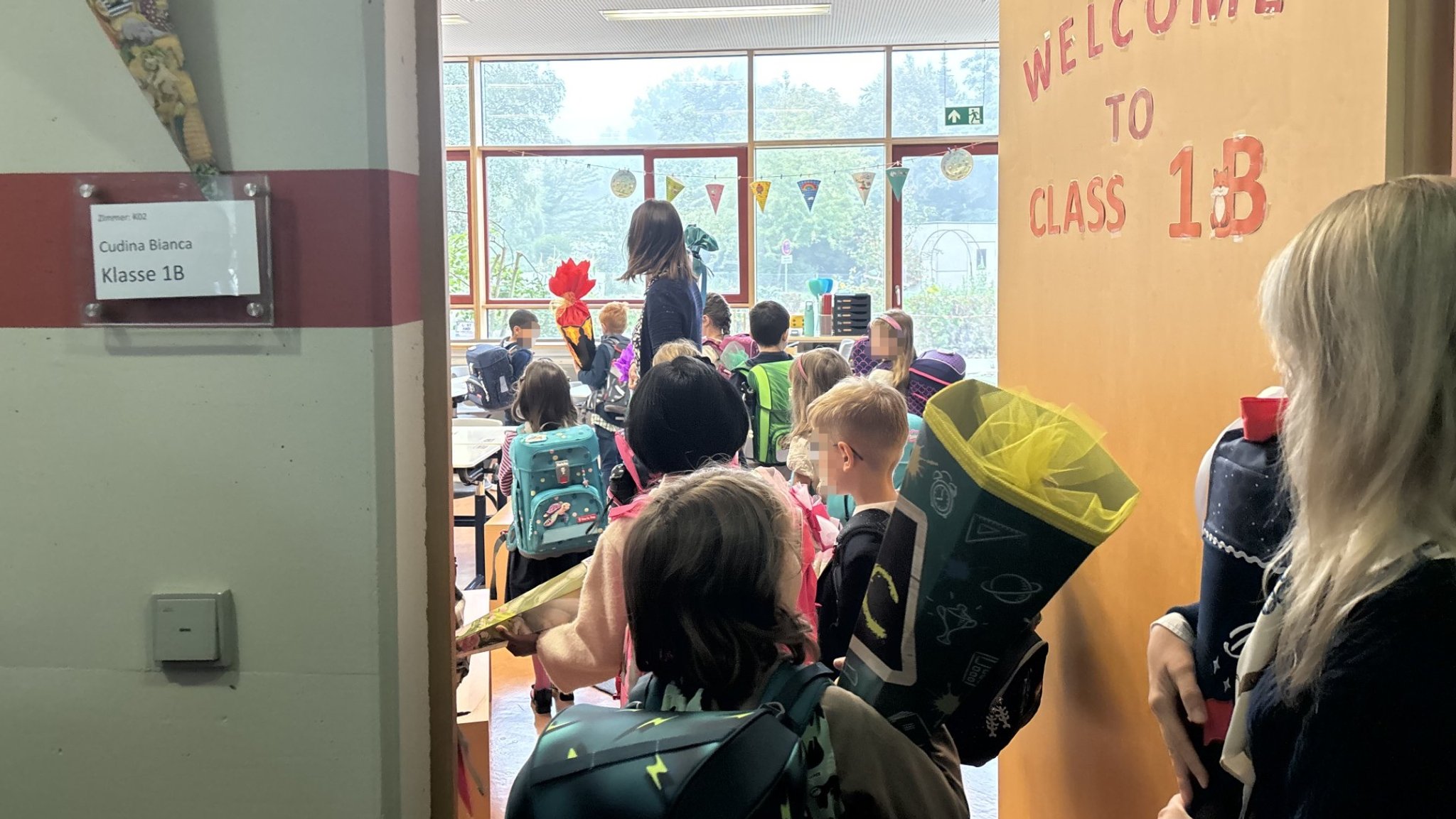Eine der sieben ersten Klassen am ersten Schultag in Burglengenfeld.
