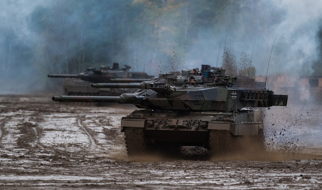 Kampfpanzer der Bundeswehr vom Typ "Leopard 2A6" fahren bei der Informationslehrübung Landoperationen 2019 über den Übungsplatz.