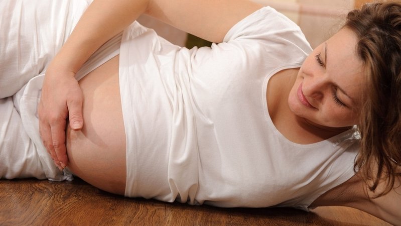 Schwangerschaft ist keine Krankheit, aber für manche mit vielen Ängsten verbunden. Im Bild: gluckliche, schwangere Frau.