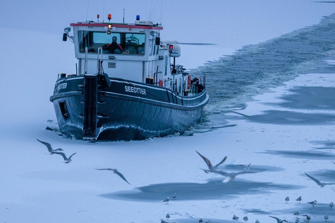 05.02.2026, Berlin: Der Eisbrecher „Seeotter“ fährt durch zugefrorene Flächen der Spree in der Rummelsburger Bucht. 