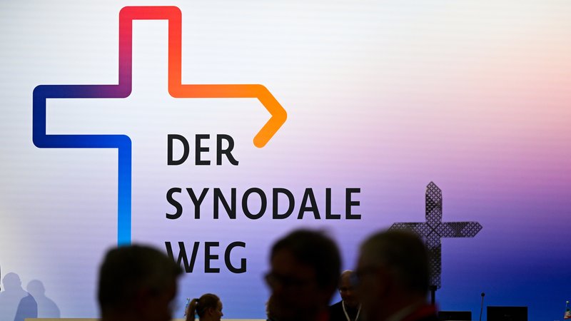 Drei Jahre nach dem Abschluss des Synodalen Weges treffen sich die Teilnehmer noch einmal: Was wurde in der Praxis tatsächlich umgesetzt? | Bild: picture alliance/dpa | Arne Dedert Drei Jahre nach dem Abschluss des Synodalen Weges treffen sich die Teilnehmer noch einmal: Was wurde in der Praxis tatsächlich umgesetzt?