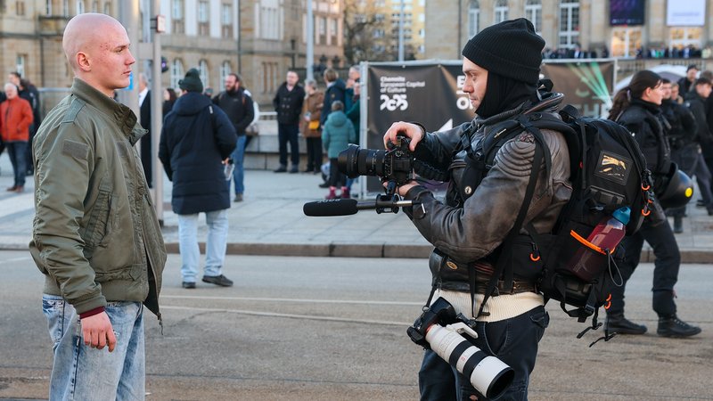 18.01.2025: Ein junger Mann steht vor einem Kameramann bei einer Demonstration der rechtsextremen Gruppierung "Freie Sachsen". | Bild: picture alliance/dpa | Jan Woitas 18.01.2025: Ein junger Mann steht vor einem Kameramann bei einer Demonstration der rechtsextremen Gruppierung "Freie Sachsen".