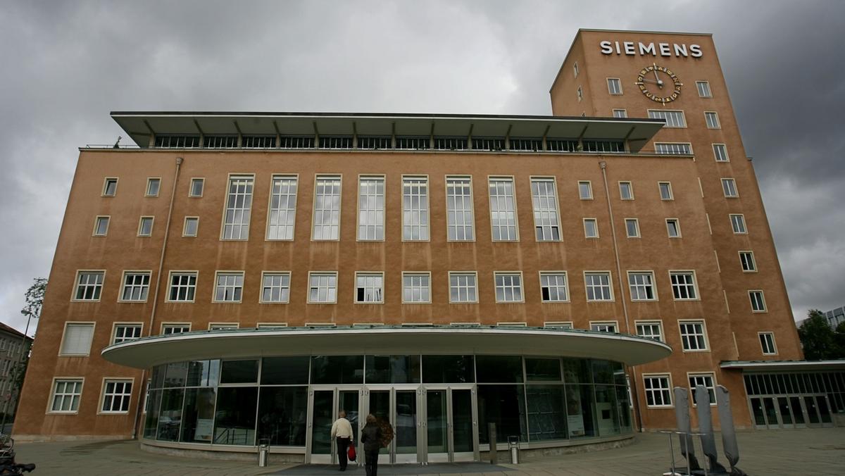 Auktion Im Himbeerpalast Tausende Buromobel Unter Dem Hammer Br24