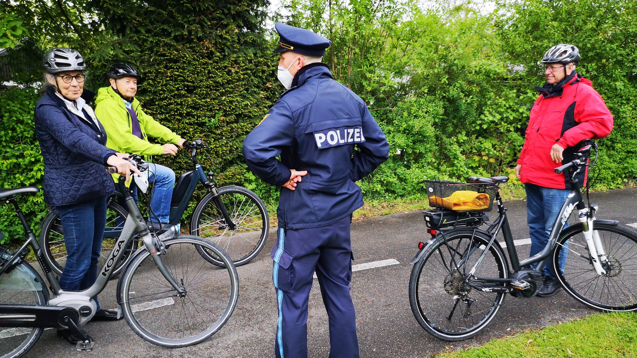 Zusammen mit der Polizei trainieren die Senioren das Fahren mit Pedelecs.