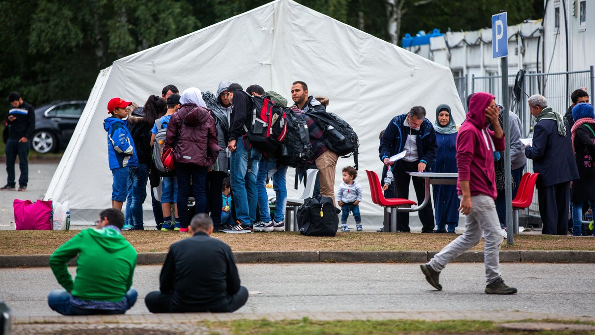 Flüchtlinge nach der Ankunft in Deutschland im September 2015 (Symbolbild)