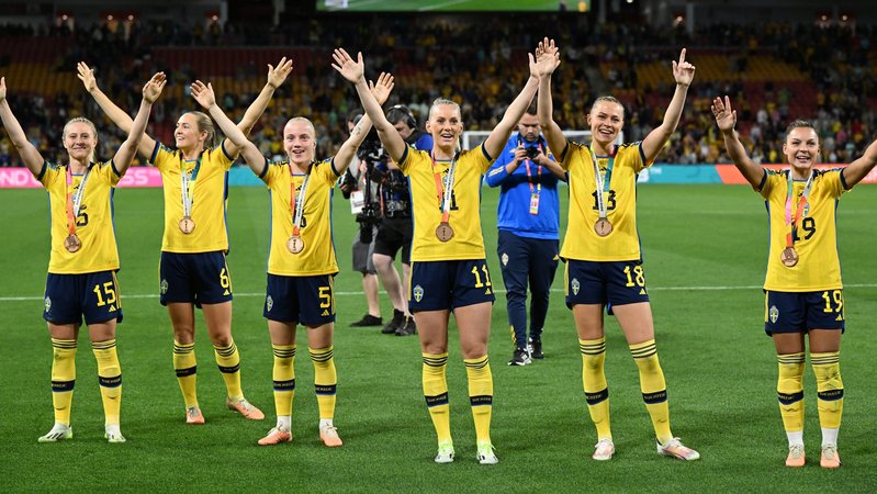 19.08.2023, Australien, Brisbane: Fußball, Frauen: WM, Schweden - Australien, Finalrunde, Spiel um Platz 3: Das schwedische Team feiert den Gewinn der Bronzemedaille. 