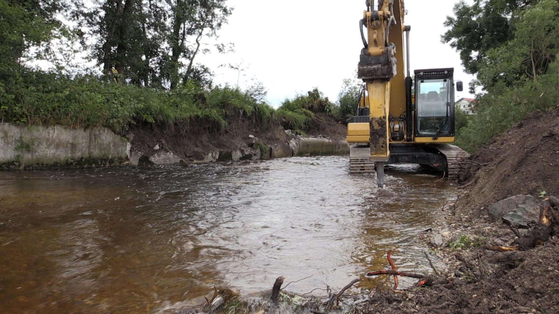 Ein Bagger reißt das Wehr an der Weiler Mühle bei Bidingen ab.