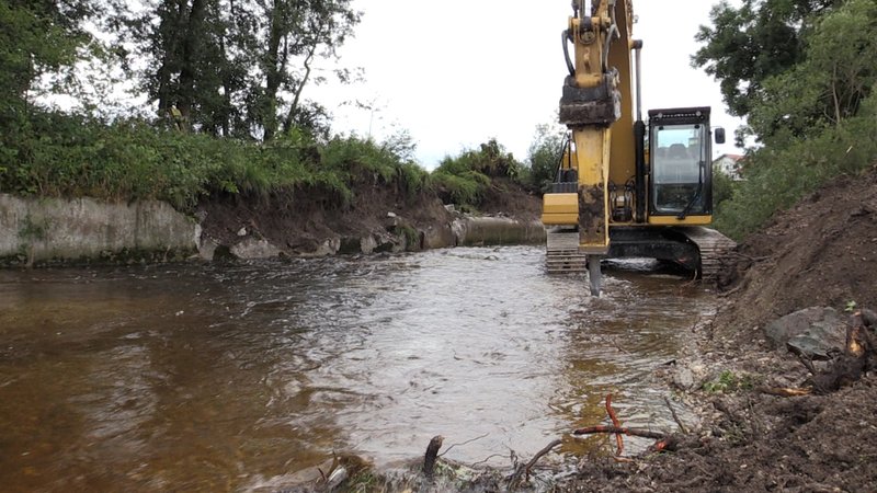 Ein Bagger reißt das Wehr an der Weiler Mühle bei Bidingen ab. | Bild: BR/ Florian Regensburger Ein Bagger reißt das Wehr an der Weiler Mühle bei Bidingen ab.