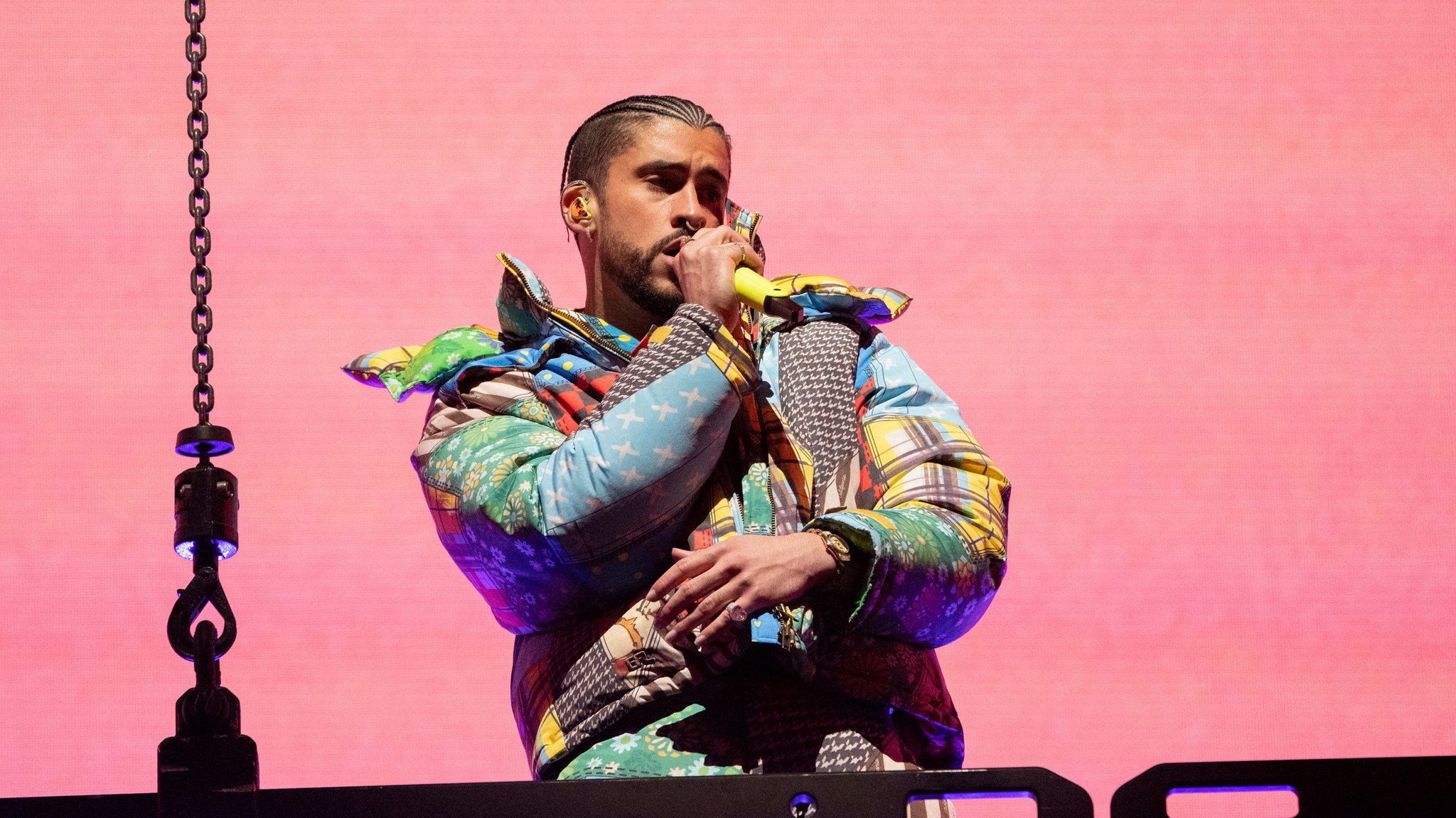 Bad Bunny auf einem Konzert. | Bild: dpa-Bildfunk/Amy Harris Bad Bunny auf einem Konzert.