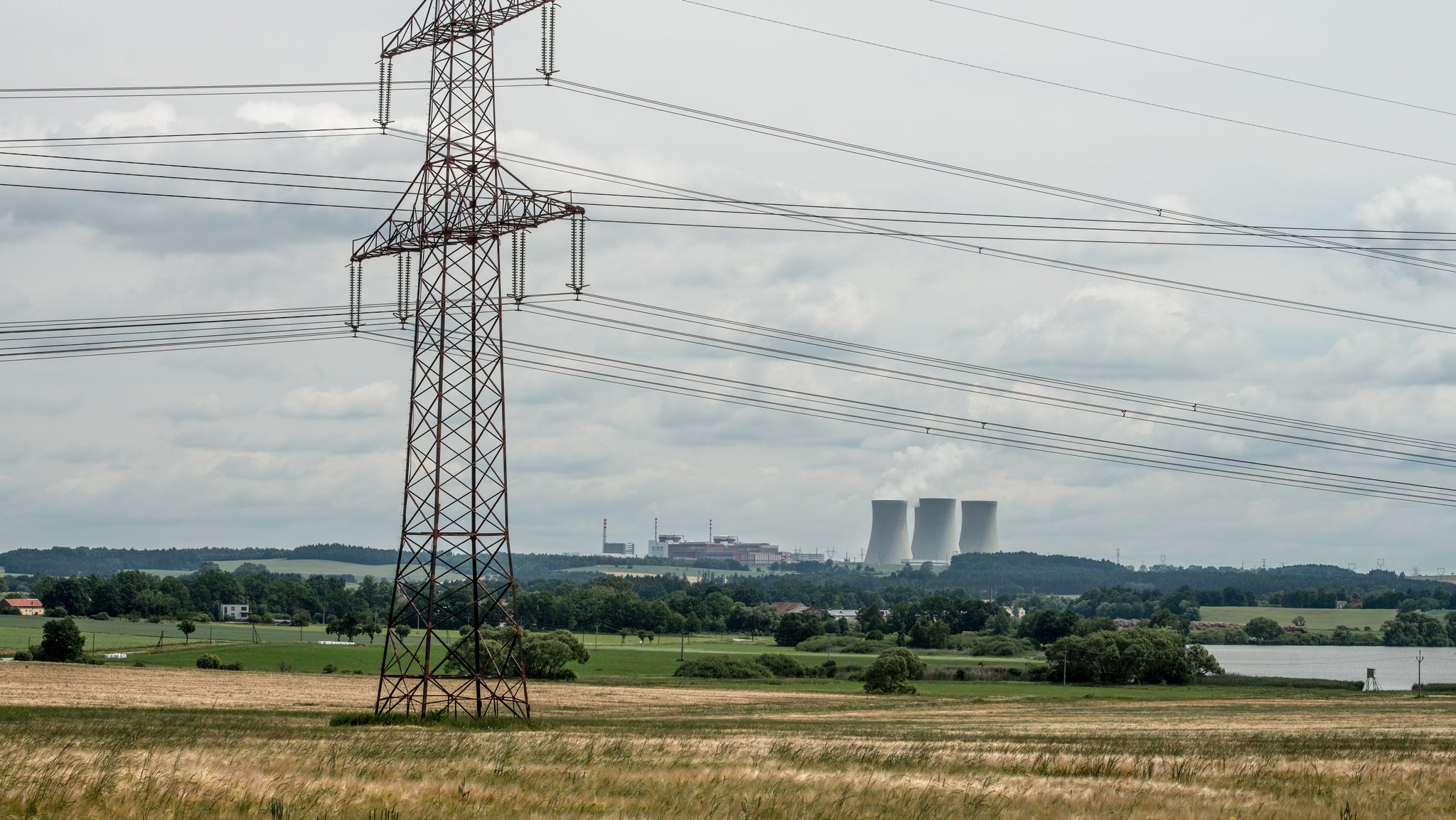 Von Weitem sieht man das Atomkraftwerk Temelin in Tschechien. 