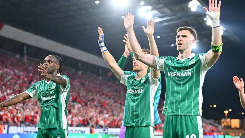 Futkeu, Dehm und Hrgota vor dem Gästeblock nach der Niederlage gegen RW Essen | Bild: picture alliance / Sportfoto Zink / Wolfgang Zink Futkeu, Dehm und Hrgota vor dem Gästeblock nach der Niederlage gegen RW Essen