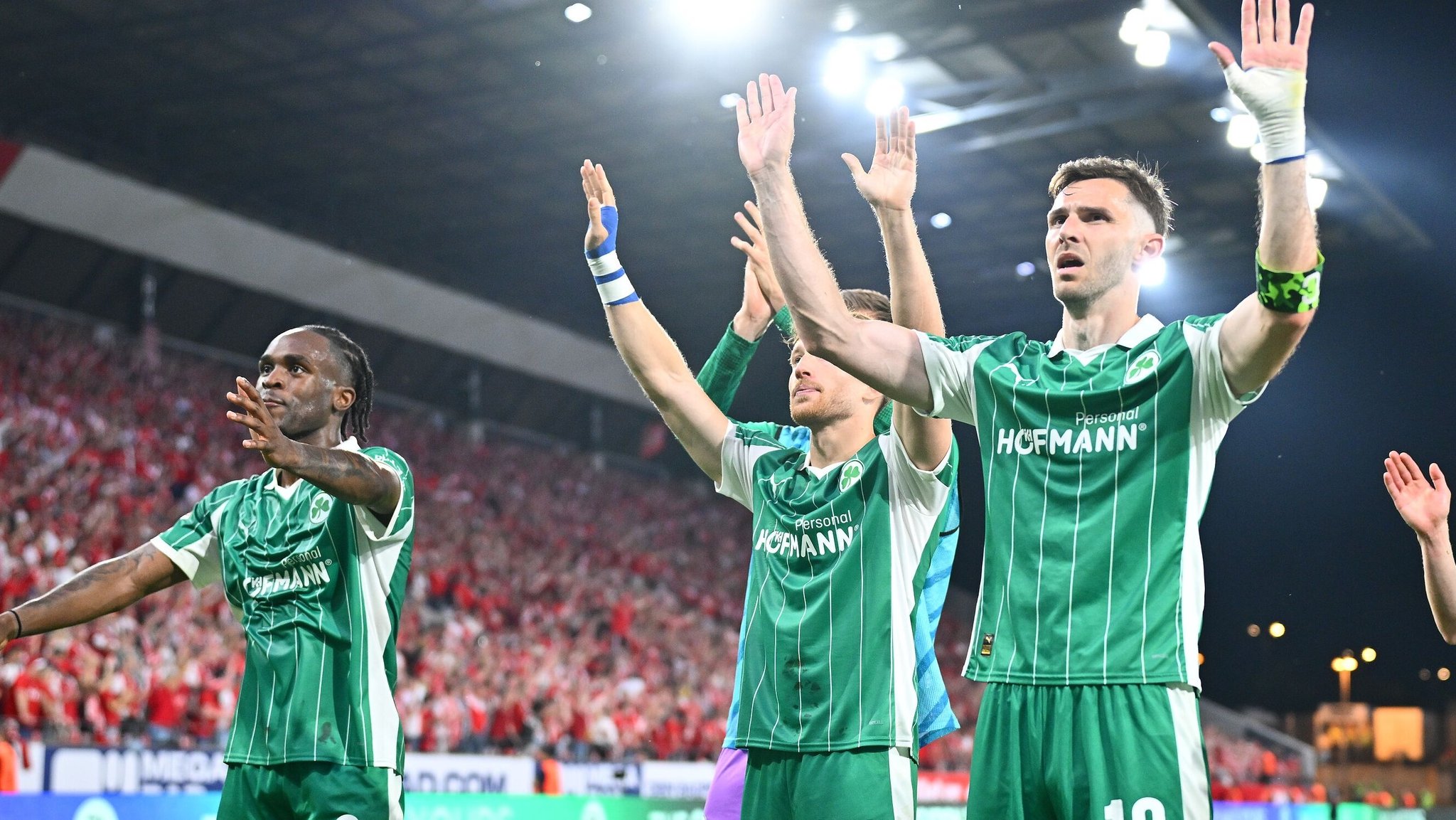 Futkeu, Dehm und Hrgota vor dem Gästeblock nach der Niederlage gegen RW Essen | Bild: picture alliance / Sportfoto Zink / Wolfgang Zink Futkeu, Dehm und Hrgota vor dem Gästeblock nach der Niederlage gegen RW Essen