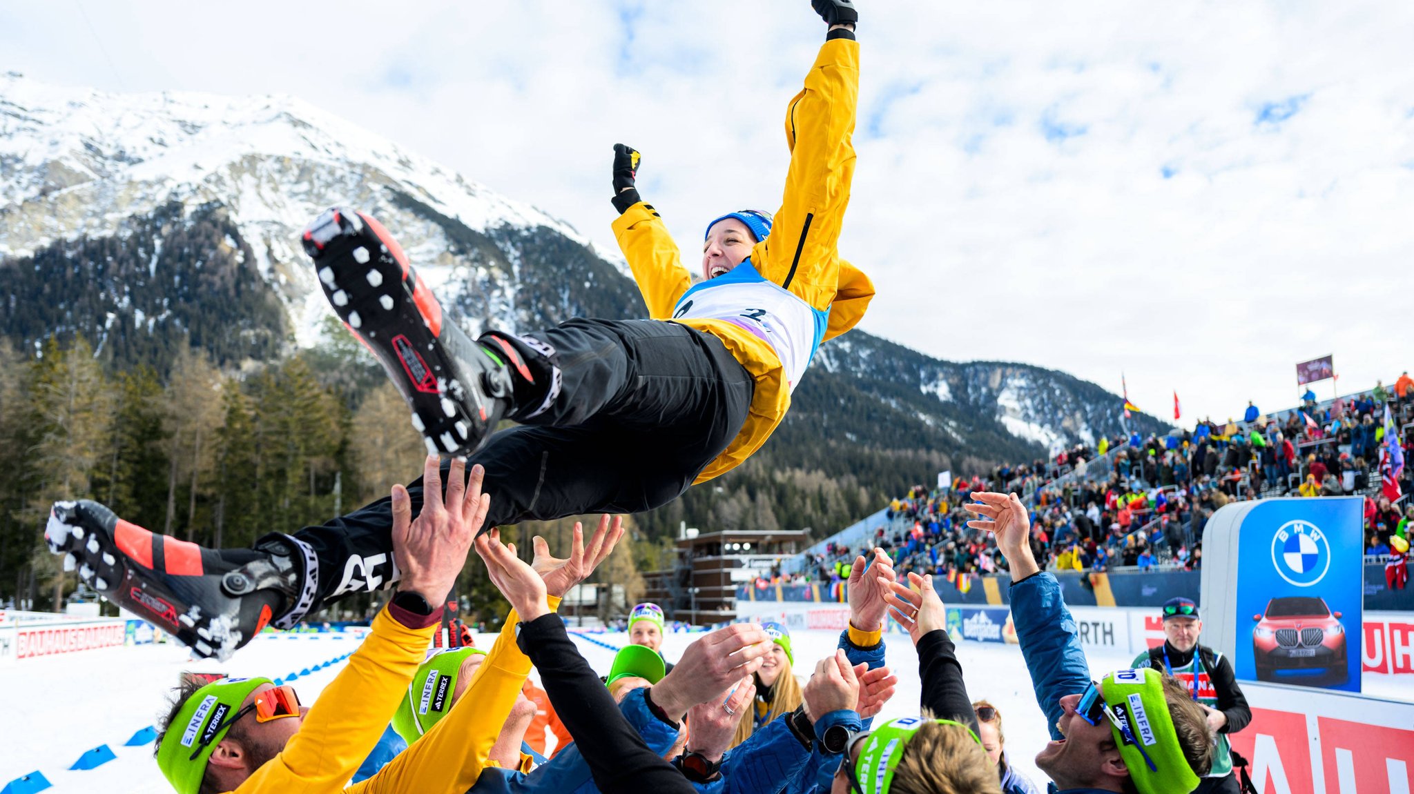 Franziska Preuß wird vom Team in die Luft geworfen