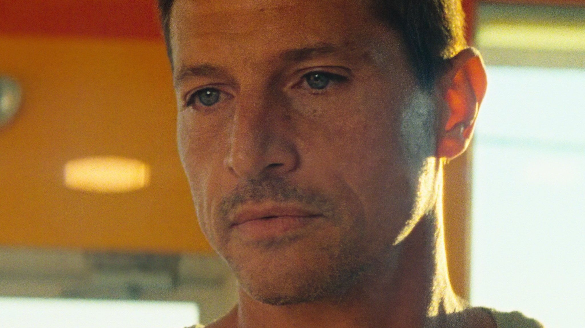 Simon Rex als Ex-Porno-Darsteller abgebrannt in Texas in "Red Rocket" von Sean Baker (Filmszene).