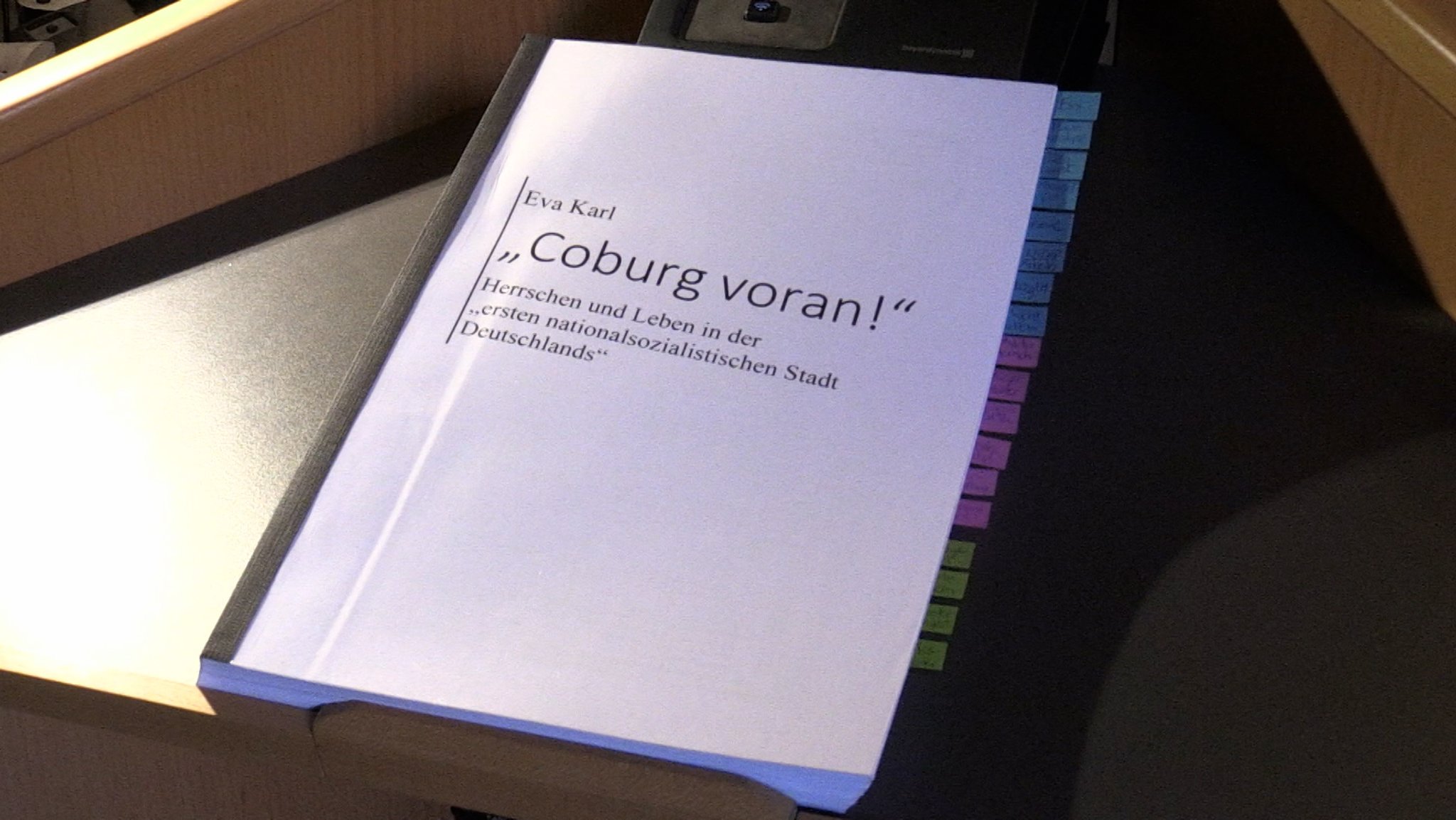 Eine historische Arbeit mit dem Titel "Coburg voran" liegt auf einem Tisch. 