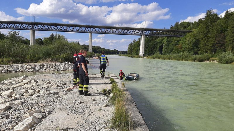 Schlauchboot kentert auf der Isar - eine Verletzte | Bild: Berufsfeuerwehr München/dpa Schlauchboot kentert auf der Isar - eine Verletzte