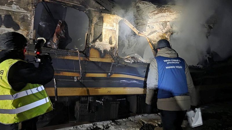 Bei einem Drohnenangriff auf einen Zug im Gebiet Charkiw sind nach Angaben des ukrainischen Präsidenten Selenskyj vier Menschen getötet worden. | Bild: Reuters Bei einem Drohnenangriff auf einen Zug im Gebiet Charkiw sind nach Angaben des ukrainischen Präsidenten Selenskyj vier Menschen getötet worden.