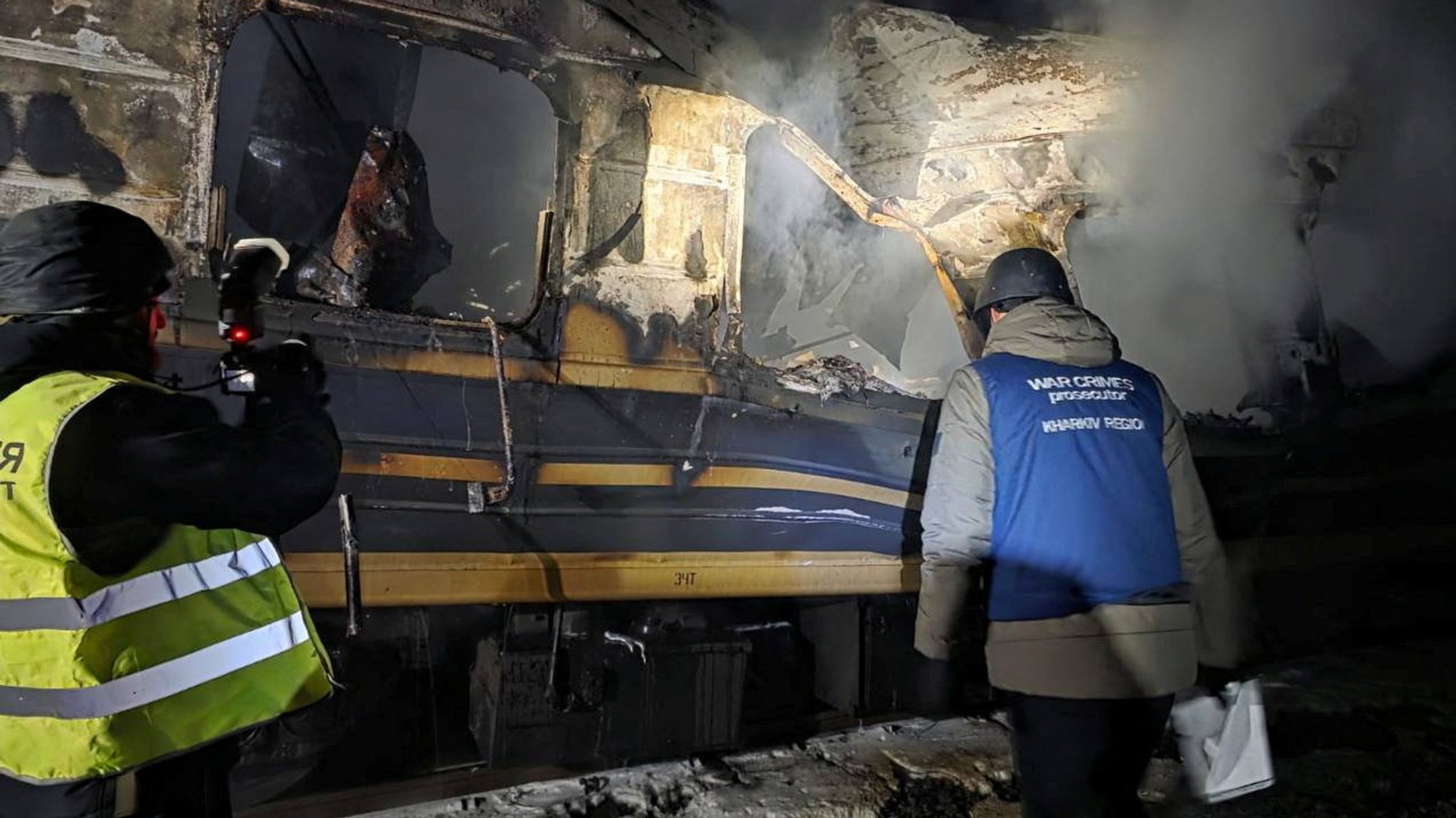 Bei einem Drohnenangriff auf einen Zug im Gebiet Charkiw sind nach Angaben des ukrainischen Präsidenten Selenskyj vier Menschen getötet worden.