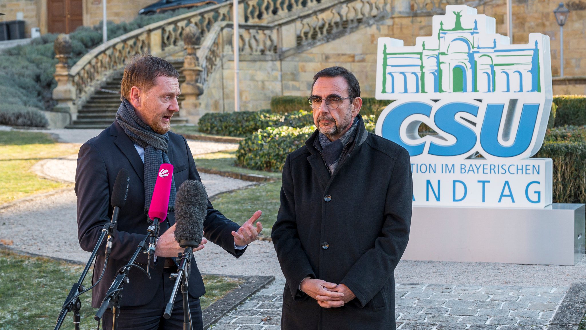 Michael Kretschmer (l, CDU), Ministerpräsident Sachsens, und Klaus Holetschek (r, CSU), Vorsitzender der CSU-Fraktion im Landtag, geben ein Pressestatement während der Klausurtagung der CSU-Landtagsfraktion.