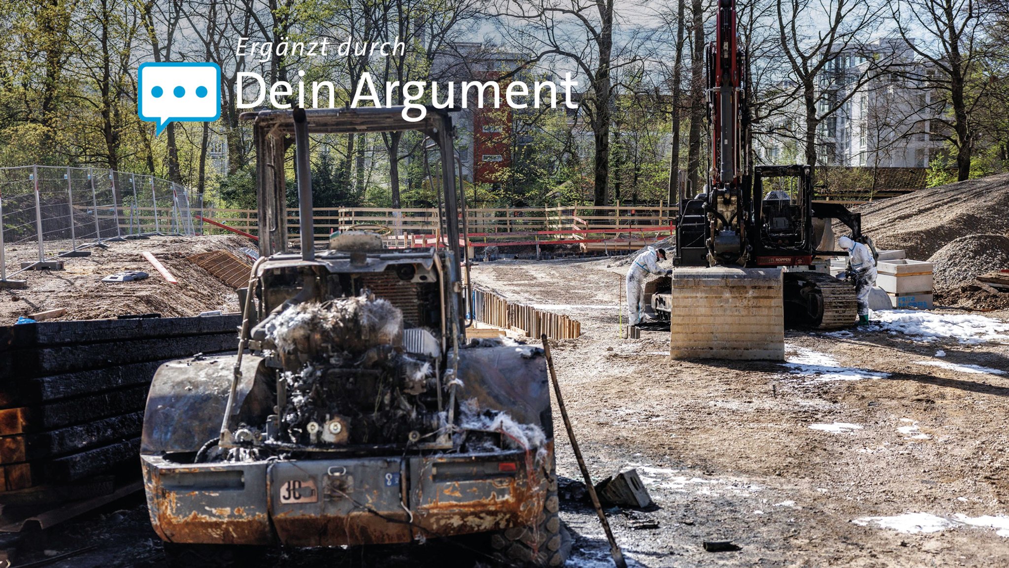 Die Spurensicherung arbeitet an den Überresten von abgebrannten Baustellenfahrzeugen auf einer Baustelle. Beim Brand der Baustellenfahrzeuge ist ein Schaden in sechsstelliger Höhe entstanden. Insgesamt vier Baustellenfahrzeuge standen am frühen Morgen auf einer Grünfläche in der Nähe des Maximilianeums beim Eintreffen der Einsatzkräfte bereits komplett in Brand.