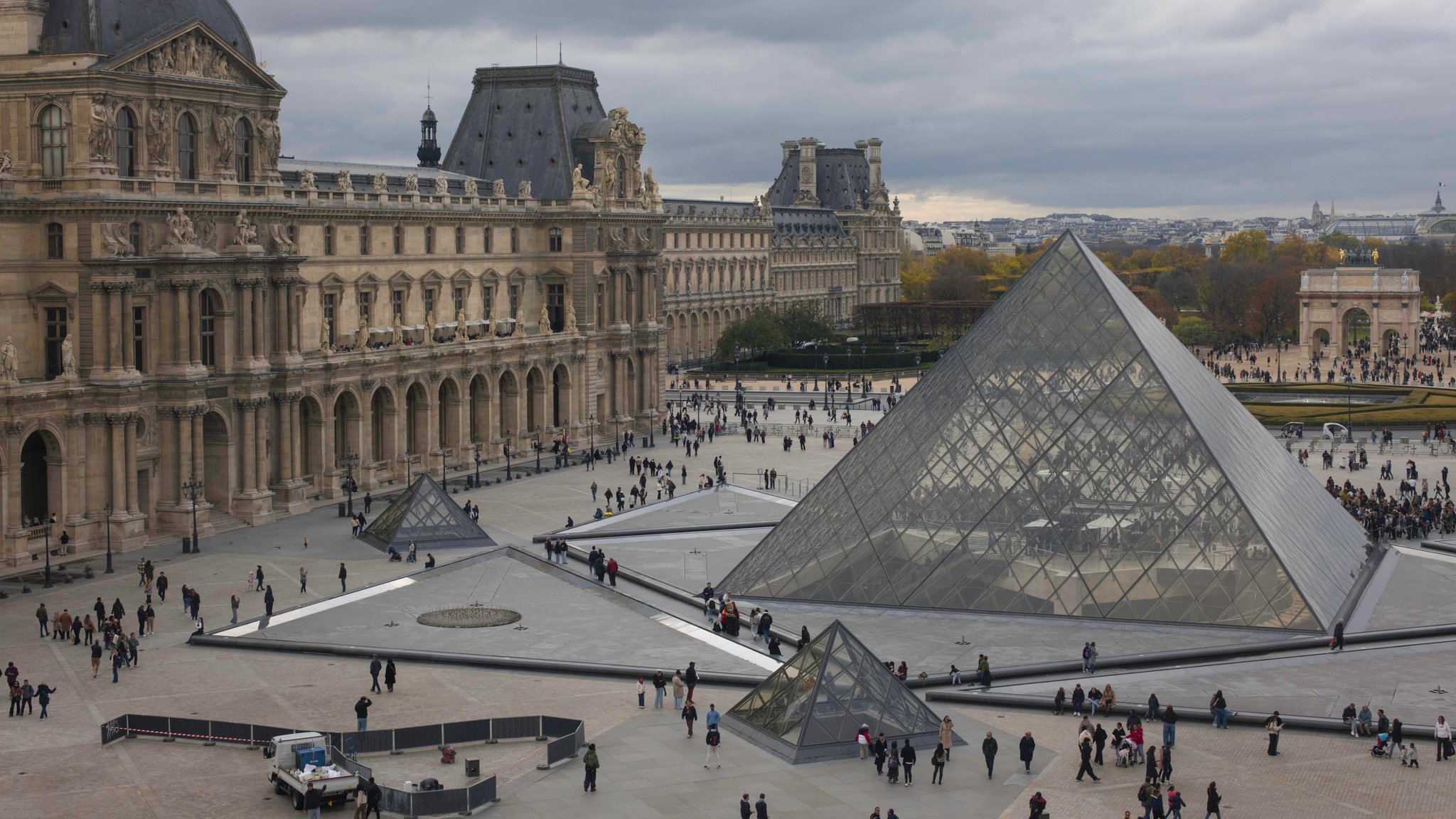 Louvre-Diebstahl: Verfahren gegen Verdächtige eingeleitet