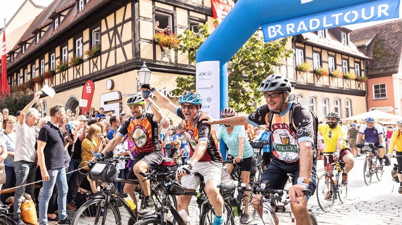 Radler beim Zieleinlauf bei der BR-Radltour in Neustadt an der Aisch. | Bild: BR/Markus Konvalin Radler beim Zieleinlauf bei der BR-Radltour in Neustadt an der Aisch.