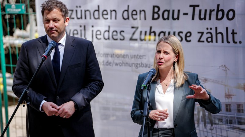 18.06.2025, Berlin: Verena Hubertz (SPD), Bundesministerin für Wohnen, Stadtentwicklung und Bauwesen, und Lars Klingbeil (SPD), Bundesminister der Finanzen, Vizekanzler und SPD-Bundesvorsitzender, geben eine Pressekonferenz nach der Sitzung des Bundeskabinetts auf einer Berliner Baustelle zum ·Bau-Turbo·, der schon Thema der Sitzung war. | Bild: dpa-Bildfunk/Kay Nietfeld 18.06.2025, Berlin: Verena Hubertz (SPD), Bundesministerin für Wohnen, Stadtentwicklung und Bauwesen, und Lars Klingbeil (SPD), Bundesminister der Finanzen, Vizekanzler und SPD-Bundesvorsitzender, geben eine Pressekonferenz nach der Sitzung des Bundeskabinetts auf einer Berliner Baustelle zum ·Bau-Turbo·, der schon Thema der Sitzung war.