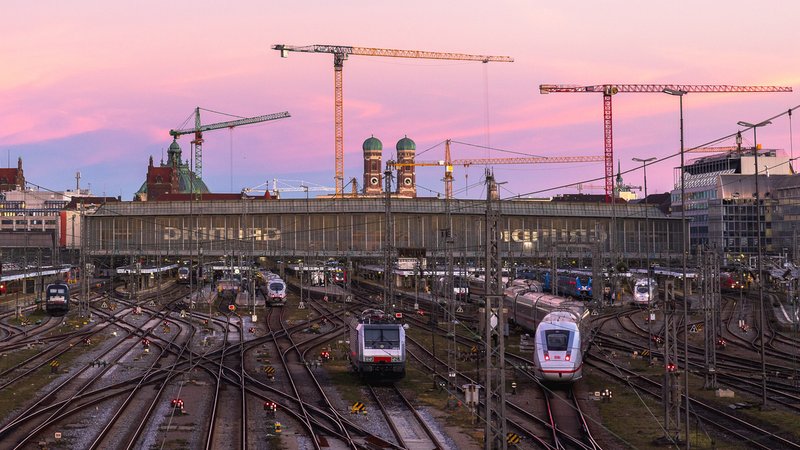 Blick auf die Gleisanlagen des Muenchner Hauptbahnhofs mit mehreren ein- und ausfahrenden Zuegen bei Abendlicht. | Bild: picture alliance / Eibner-Pressefoto/ Ardan Fuessman Blick auf die Gleisanlagen des Muenchner Hauptbahnhofs mit mehreren ein- und ausfahrenden Zuegen bei Abendlicht.
