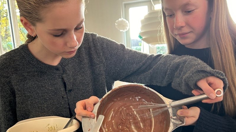 Hanna und Lea stellen die Trend-Süßigkeit Dubai-Schokolade selbst her. | Bild: BR24 / Ina Schwandner Hanna und Lea stellen die Trend-Süßigkeit Dubai-Schokolade selbst her.