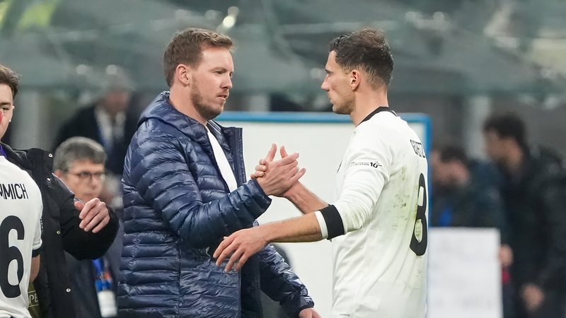 Bundestrainer Julian Nagelsmann bedankt sich bei Leon Goretzka | Bild: picture alliance / Sportpics Bundestrainer Julian Nagelsmann bedankt sich bei Leon Goretzka