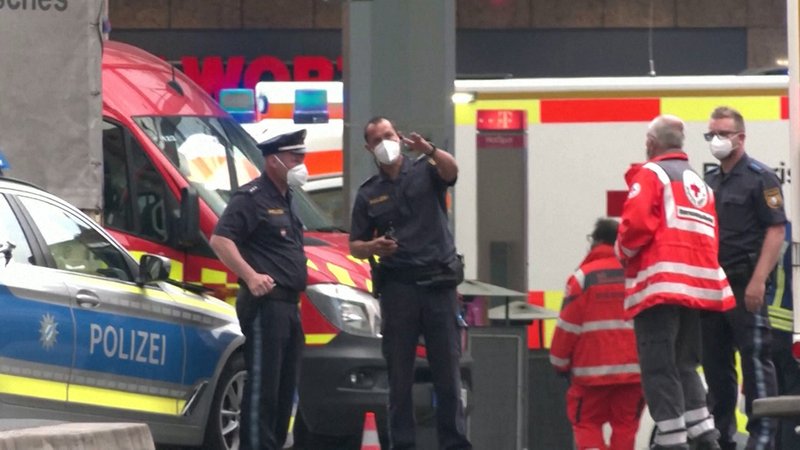 Polizisten und Helfer nach dem Messerangriff vor vier Jahren. | Bild: Bayerischer Rundfunk 2025 Polizisten und Helfer nach dem Messerangriff vor vier Jahren.