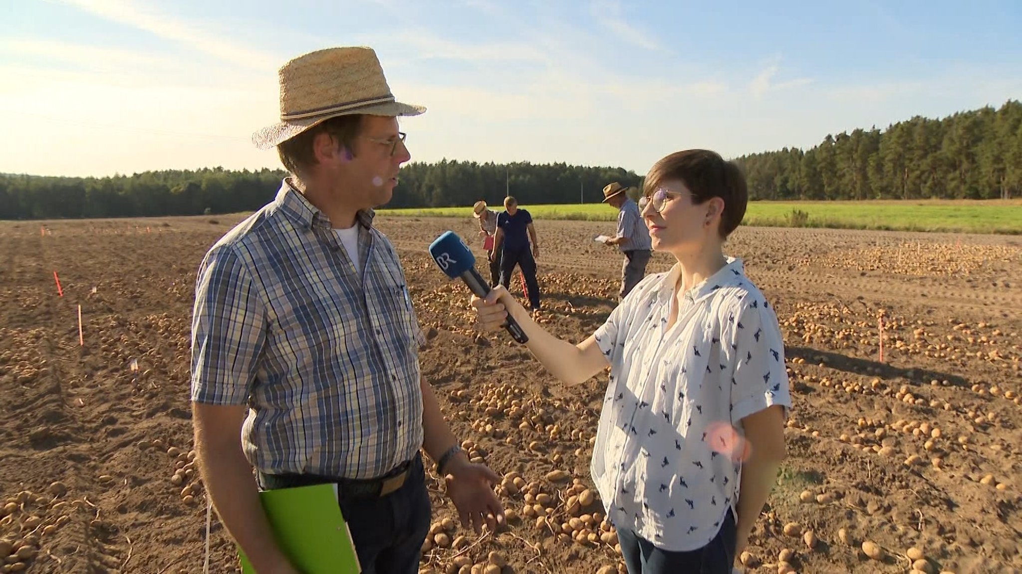 BR-Reporterin Annika Svitil vor Ort auf dem Kartoffel-Versuchsacker im Landkreis Roth.