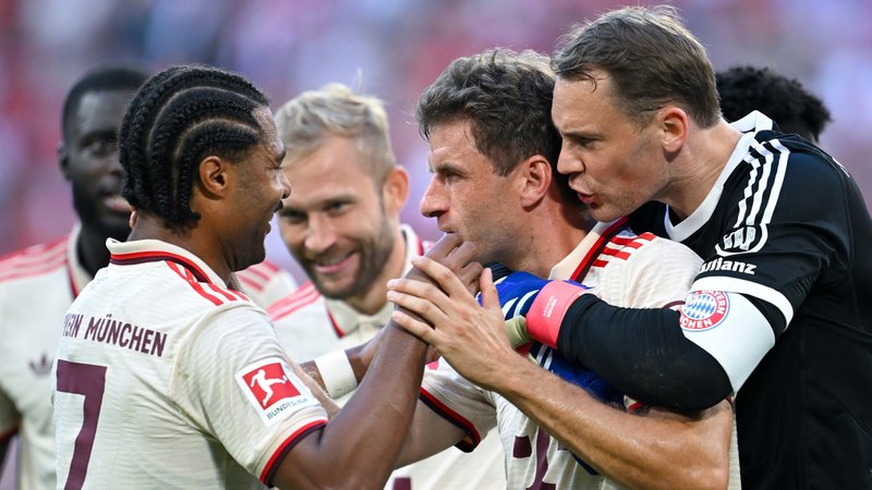 FC-Bayern-Jubel nach dem 2:0 durch Thomas Müller gegen den SC Freiburg | Bild: picture-alliance/dpa FC-Bayern-Jubel nach dem 2:0 durch Thomas Müller gegen den SC Freiburg