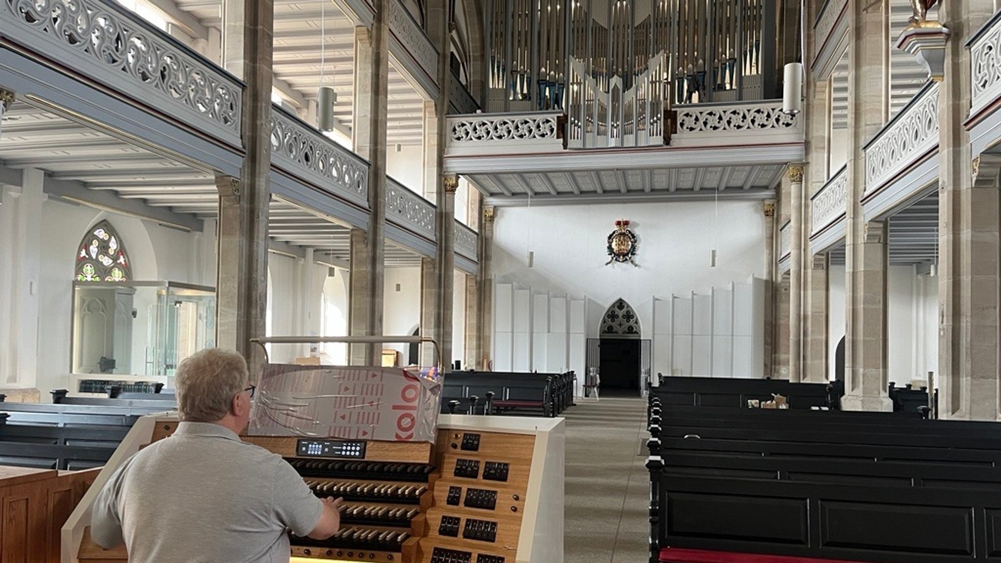 Orgelbauer Rolf Miehl sitzt an einer Orgel. | Bild: BR/Annerose Zuber Orgelbauer Rolf Miehl sitzt an einer Orgel.
